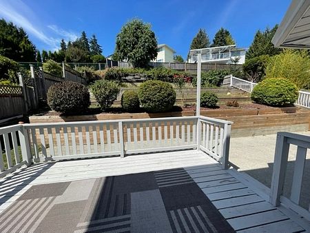 Coquitlam- Beautiful 5 Bed/4 Baths Plus with Views - Photo 5