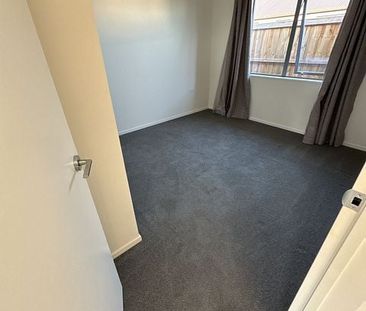 Modern 2BR Townhouse in Woodend - Photo 3