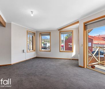 Spacious Townhouse, Central Location - Photo 4