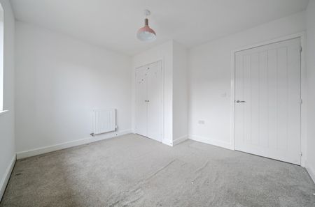 4 bedroom detached house to rent - Photo 4