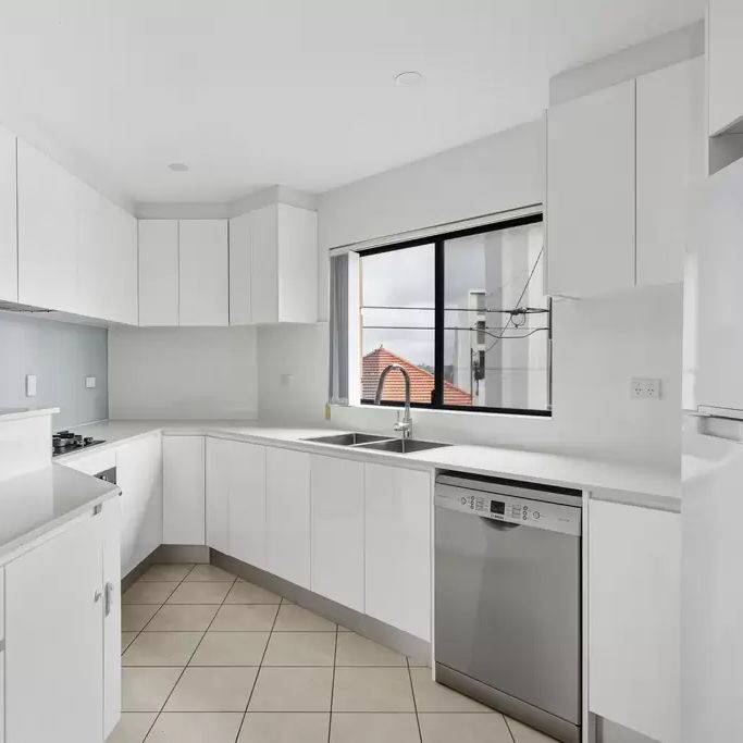 Spacious two-bedroom apartment in the heart of Dulwich Hill - Photo 1