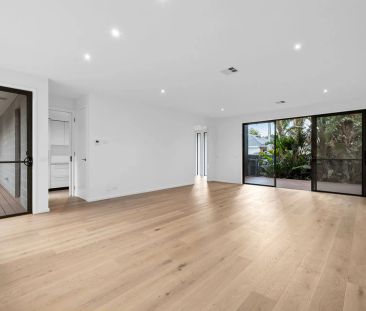Contemporary Lifestyle On The Beach Edge - Photo 1