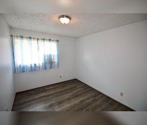 3 Bed 1.5 Bath Suite Single Garage Central Edmonton - Photo 3