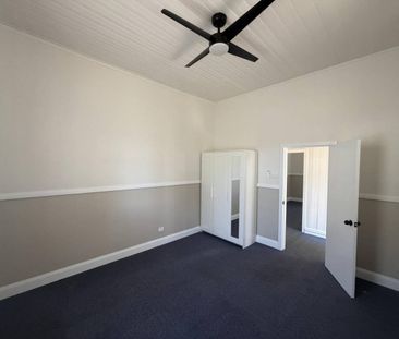 Spacious Home Freshly Renovated - Photo 3