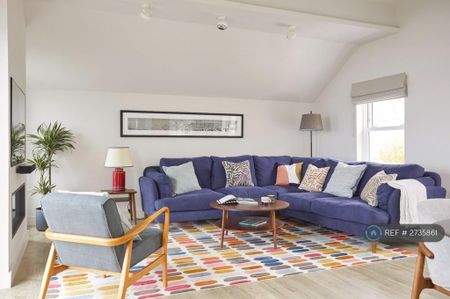 4 bedroom semi-detached house to rent - Photo 2