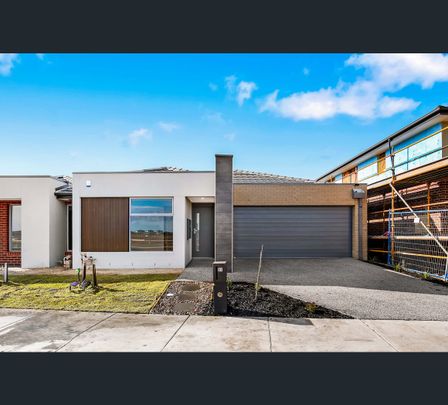 14 Maggie Crescent, Mambourin, Vic 3024 - Photo 1