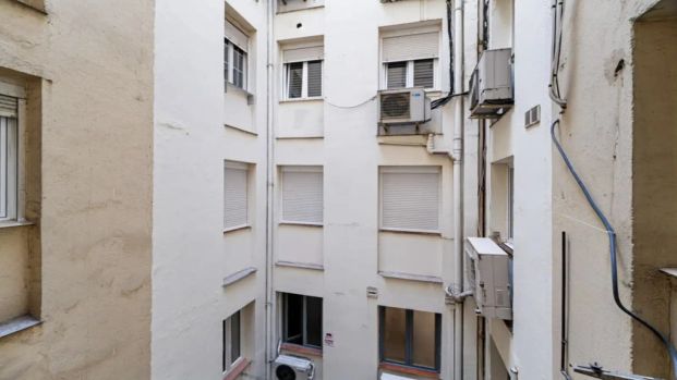 Room in a shared 9-bedroom apartment for rent in Castellana, ideal for students and professionals. - Photo 1