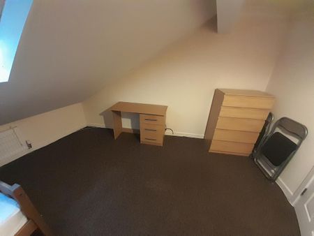 1 bedroom in a house share to rent - Photo 2