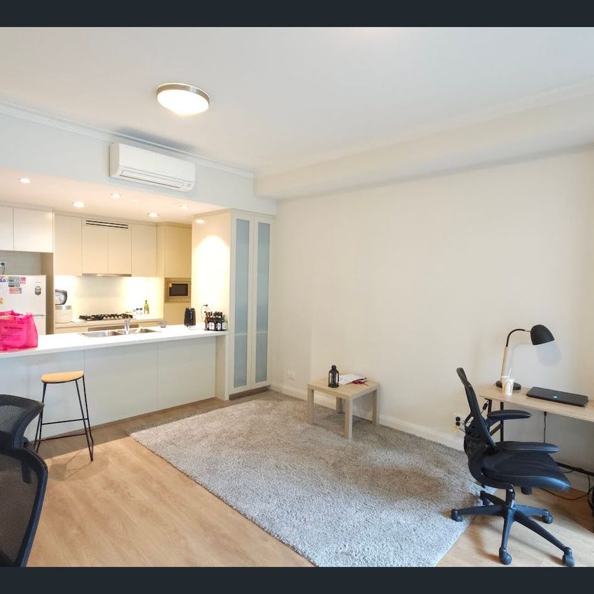 Rare! Townhouse style Oversized One Bedroom Apartment with Front/balconies.Quite Street , 2mins walk to station - Photo 1
