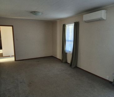 Comfortable 4 Bedroom Family Home - Photo 2