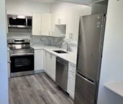 Oakridge Manor - 2 Freshly Renovated Bachelor units Availablable - Photo 3