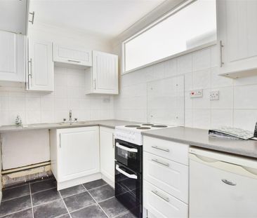 1 Bed Flat - Purpose Built - Photo 2