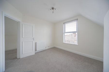 3 bedroom flat to rent - Photo 4