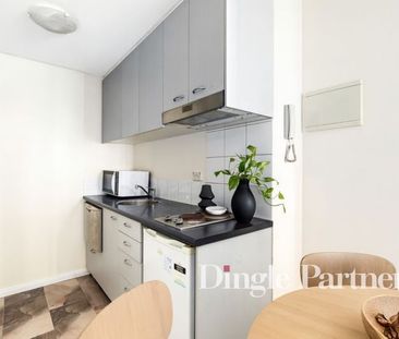 Newly Updated – Bright, Fresh & Stylish Carlton Studio! - Photo 3