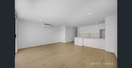 For Lease - Modern 4-Bedroom Townhouse Opposite Parkland - Photo 2