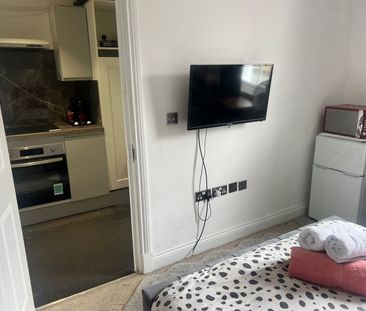 Room in a Shared Flat, King's Cross, WC1H - Photo 1