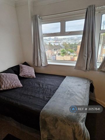 1 bedroom in a flat share to rent - Photo 3