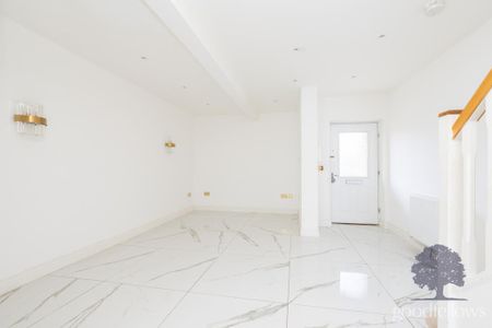 4 bedroom terraced house to rent - Photo 3