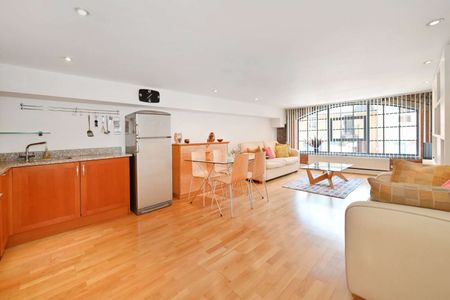Situated within the sought after Chandlery House development, this well-presented one bedroom apartment offers comfortable living in the heart of E1. - Photo 2