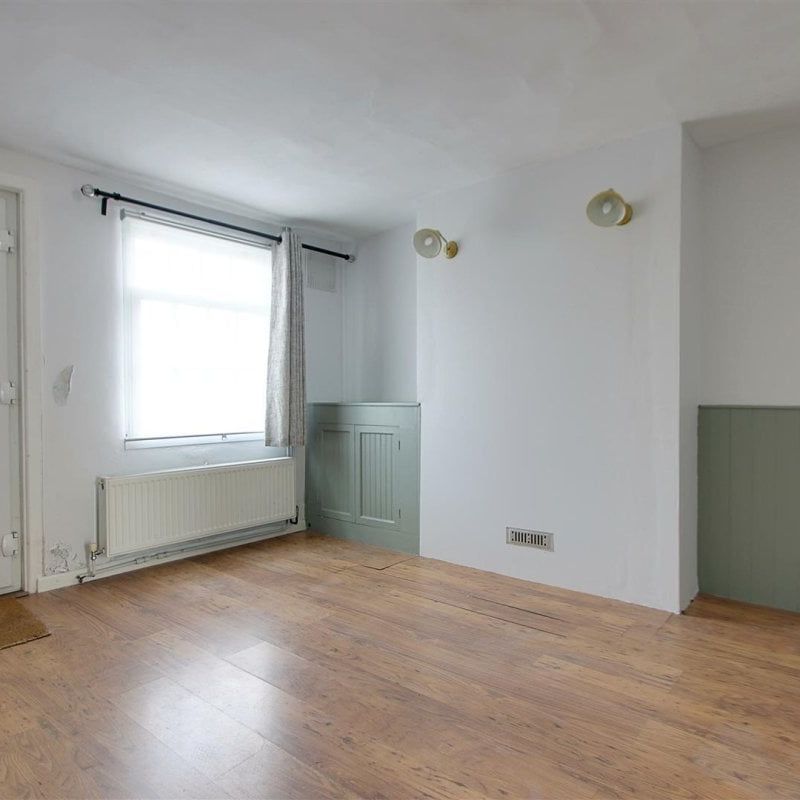 High Street, Wing - Photo 1