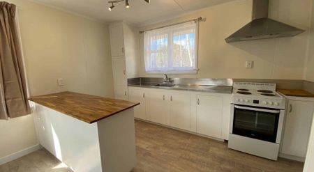 Central living with stunning views - Photo 4