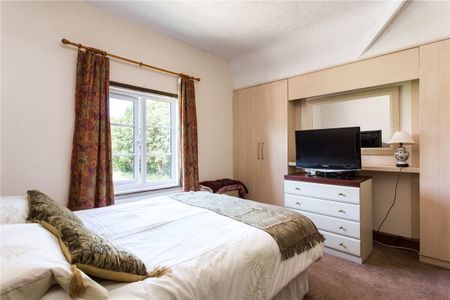 A charmingly traditional cottage with fabulous views over The Green, just on the edge of this charming rural village, only 8 miles south of York. - Photo 5