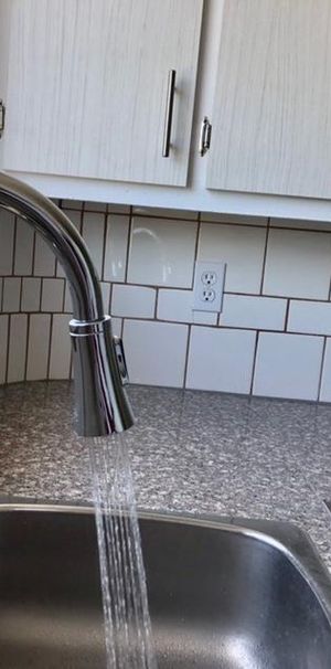 4 1/2 TOUT RÉNOVÉ, CHAUFFAGE ET EAU CHAUDE INCLUS, DISPONIBLE MAINTENANT - Photo 1