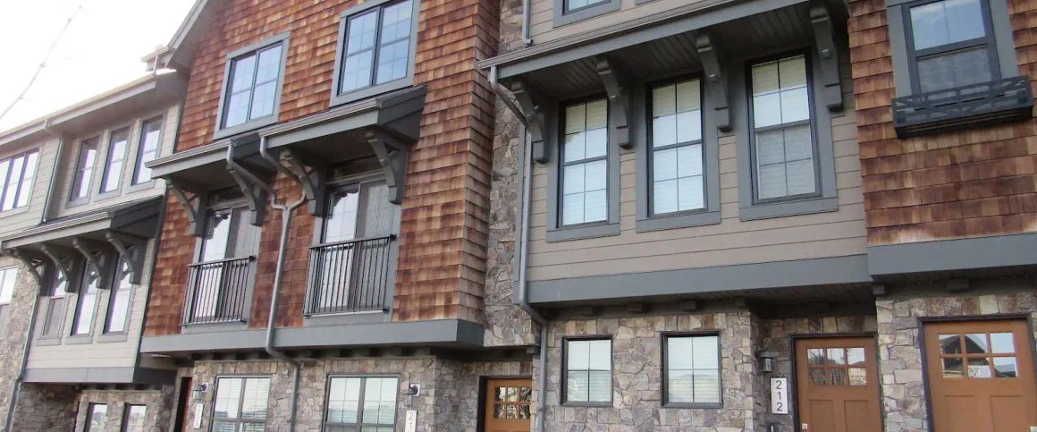 Beautiful Aspen Woods Townhome — 2 Bedrooms Townhouse - Photo 1