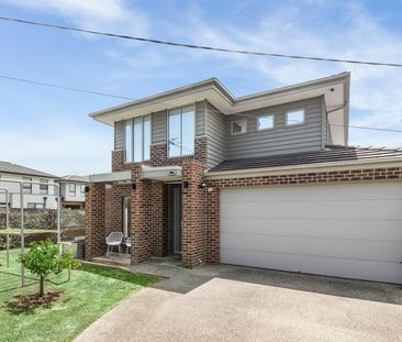 MODERN FAMILY HOME WITH DOUBLE GARAGE - Photo 2