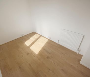 3 Bedroom House - Mid Terrace To Let - Photo 4