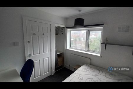 1 bedroom in a house share to rent - Photo 4