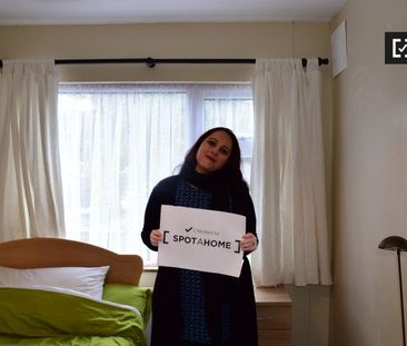 Sunny room in 4-bedroom apartment in Firhouse, Dublin - Photo 2