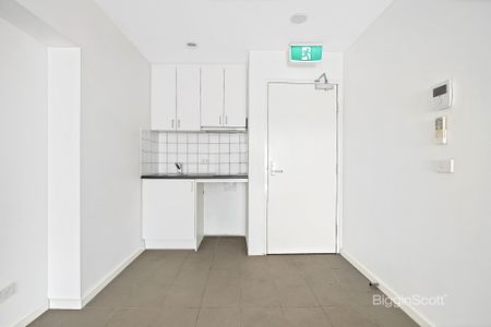 BRIGHT STUDIO APARTMENT IN UNBEATABLE RICHMOND LOCATION! - Photo 5