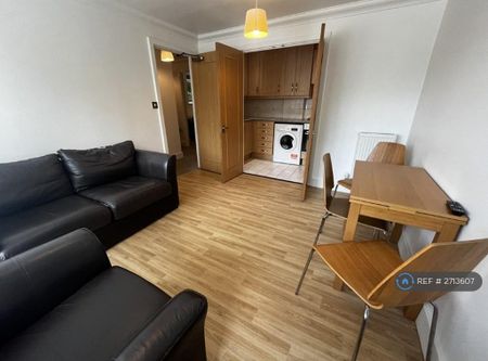 3 bedroom flat to rent - Photo 3