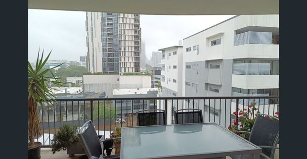 Exceptional Large 1 Bedroom + Study Apartment! - Photo 1