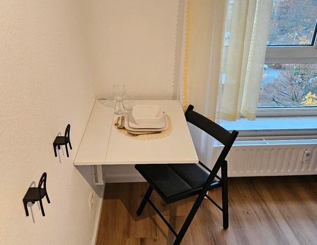 Möbelierte renovierte 1 Zimmer Wohnung mit Tiefgaragenstellplatz - Photo 1