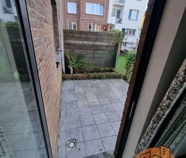 Gelijkvloersappartement met autostaanplaats en garage - Foto 1