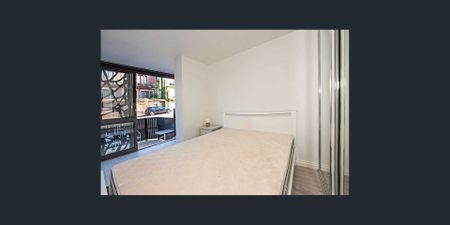 Partially furnished, light-filled apartment - Photo 4