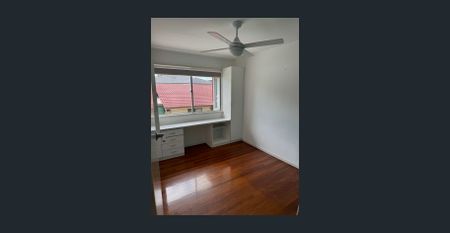 Dual Living 5 bedroom home in Bray Park - Photo 5