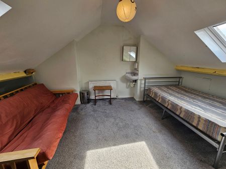 7 Bed Student Accommodation - Photo 3