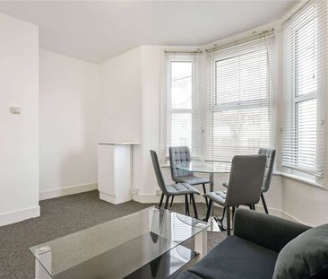 A good size one bedroom in a red brick mansion block. - Photo 1