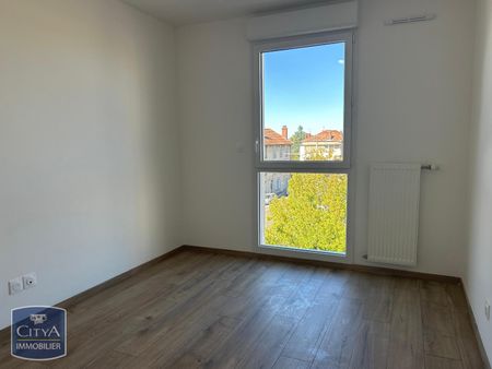 Location Appartement 4 pièces 74m² BOURG EN BRESSE 01000 - Photo 2