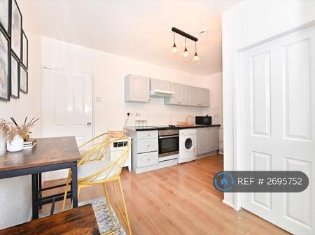 1 bedroom in a flat share to rent - Photo 5