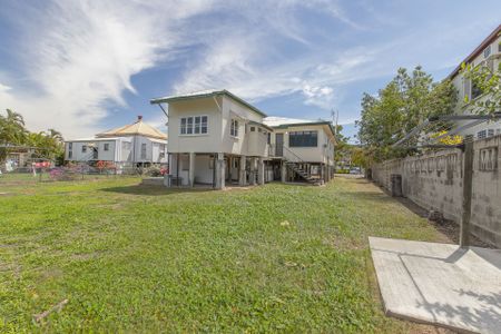 1/119 Eyre Street, North Ward - Photo 2
