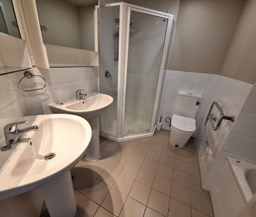 3 x Double Bedroom Apartment With A Carpark - Photo 2