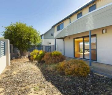 Spacious & Modern Townhouse! - Photo 4