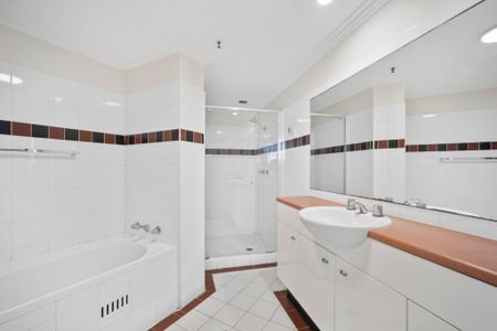 Newly Updated Coastal Apartment in Prime Cronulla Location - Photo 4