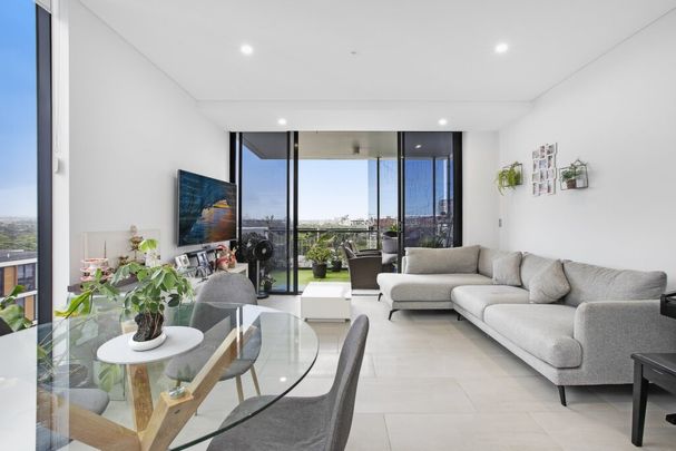 Exceptional Contemporary Designer Living - Photo 1