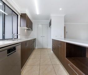 Stylish & Low-Maintenance Duplex in Prime Cannonvale Location - Photo 6