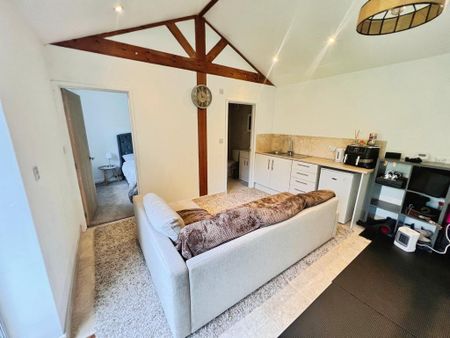 4 bedroom semi-detached house to rent - Photo 2